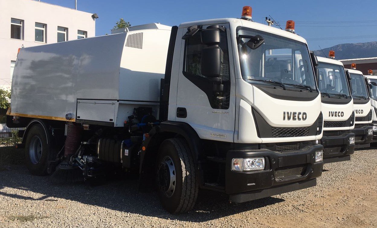 VACUUM ROAD SWEEPER